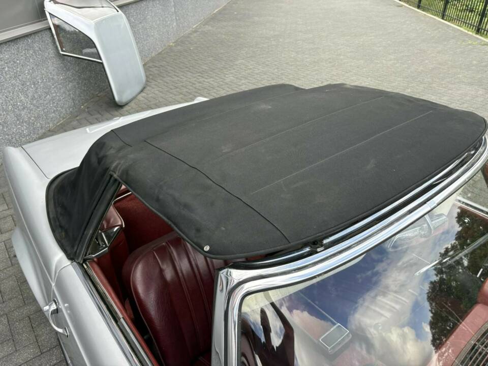 Image 13/50 of Mercedes-Benz 230 SL (1966)