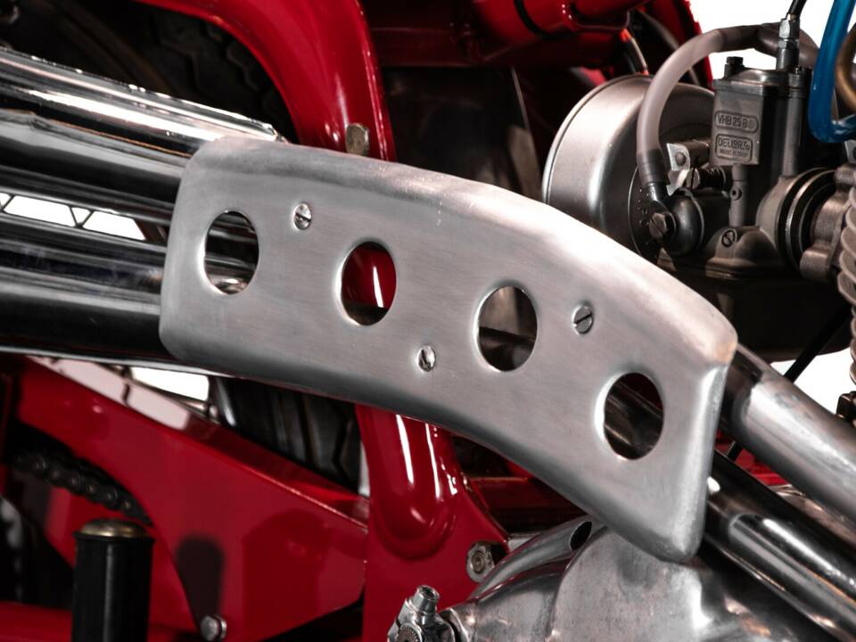Image 12/34 of MV Agusta 250 Bicilindrica (1970)