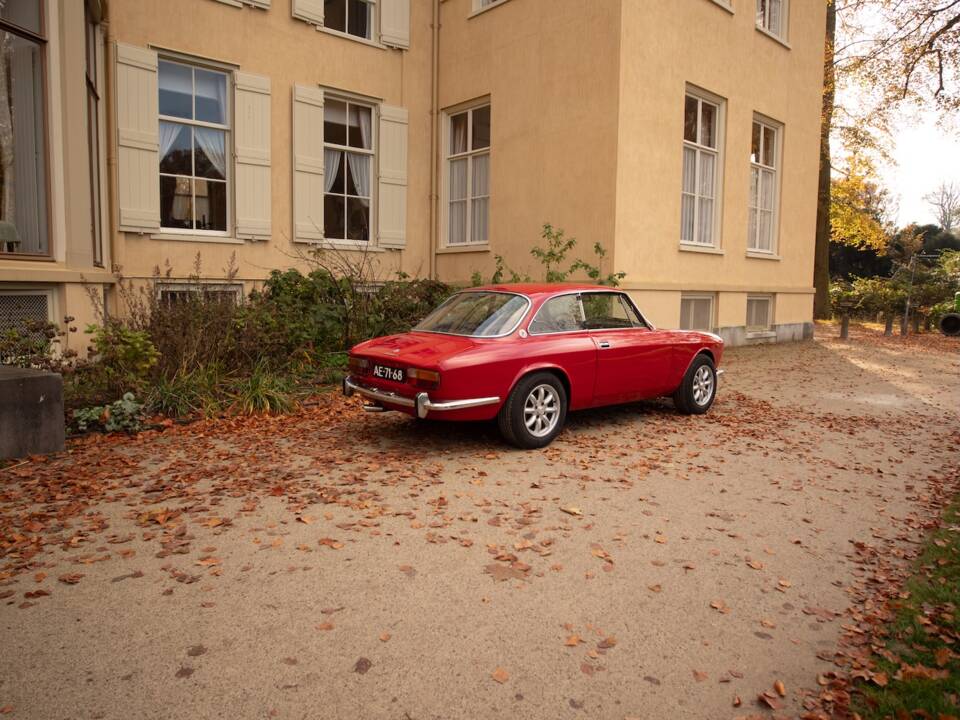 Image 6/28 of Alfa Romeo 2000 GT Veloce (1972)