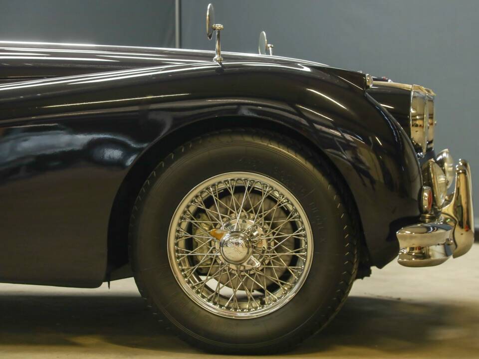 Image 46/50 of Jaguar XK 140 DHC (1955)