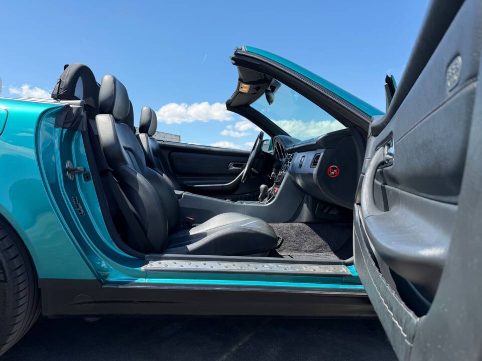Image 14/17 de Mercedes-Benz SLK 230 Kompressor (1997)