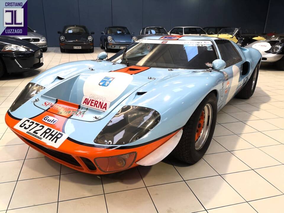 Image 15/50 of Ford GT40 (1966)