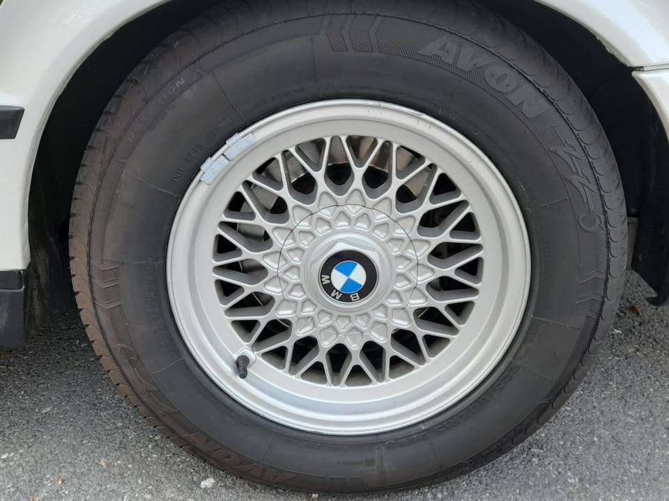 Image 17/54 of BMW 535i (1989)