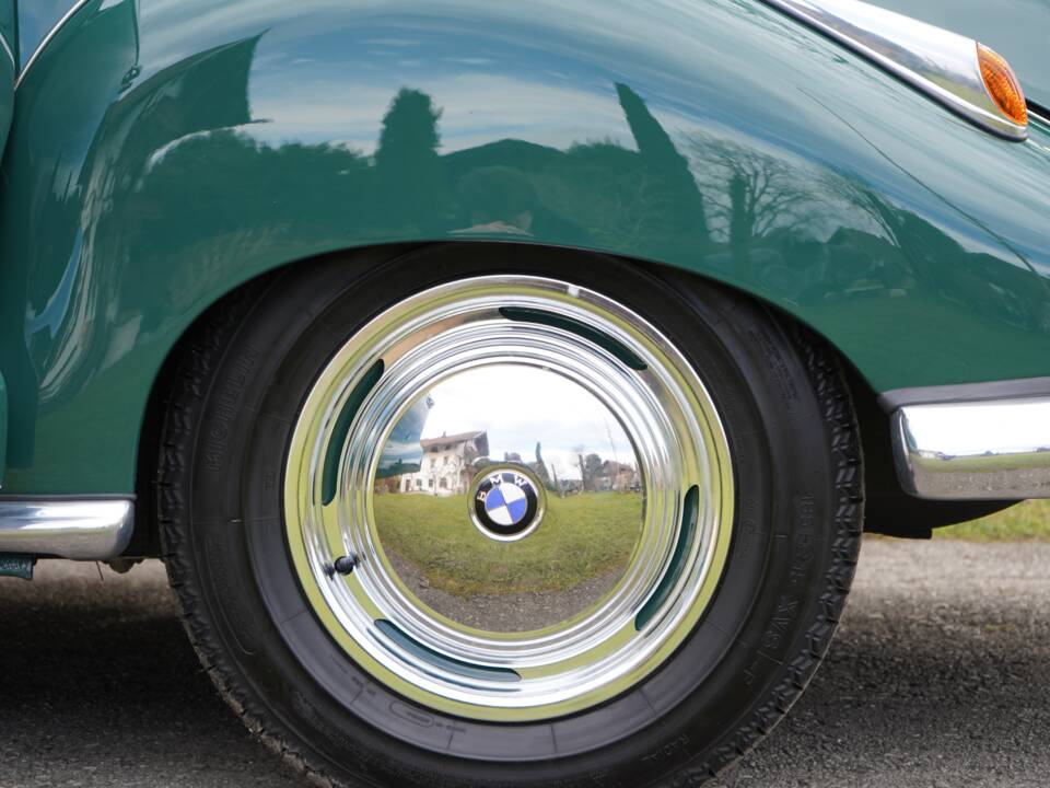 Image 18/38 of BMW 502 Baur (1955)