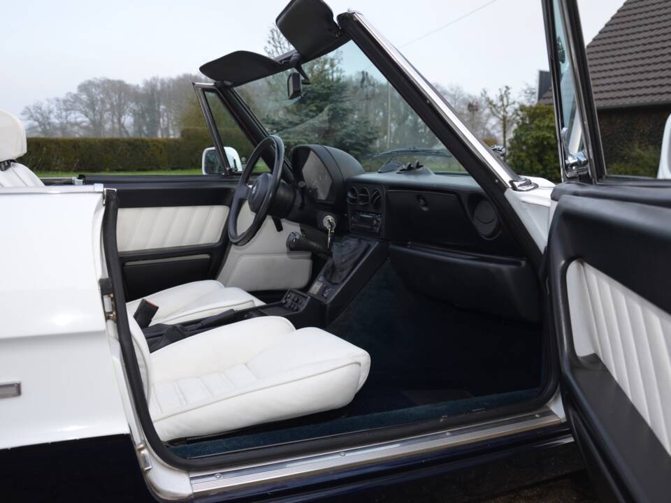 Immagine 9/18 di Alfa Romeo 2.0 Spider (1991)