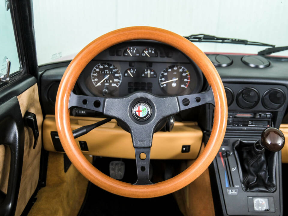 Immagine 8/50 di Alfa Romeo 2.0 Spider (1993)