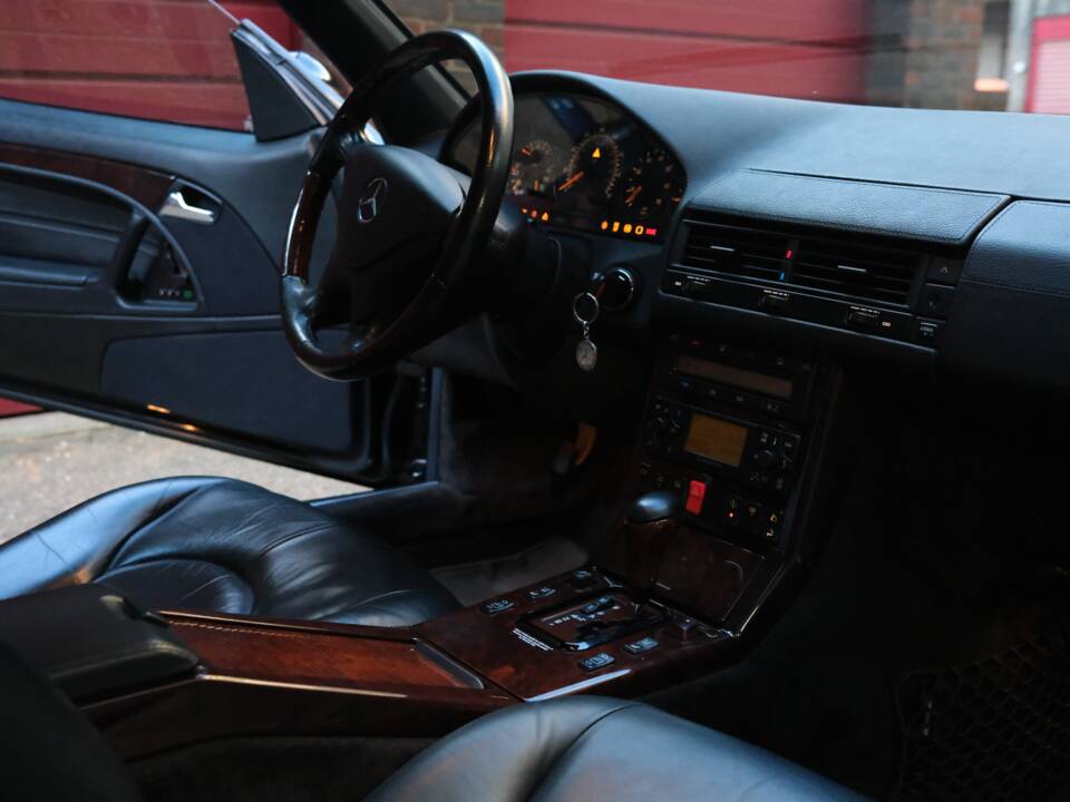 Image 39/100 of Mercedes-Benz SL 600 (1998)