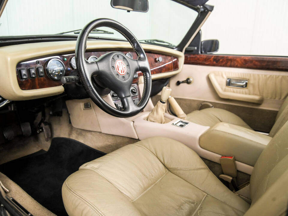 Immagine 10/50 di MG RV8 (1991)