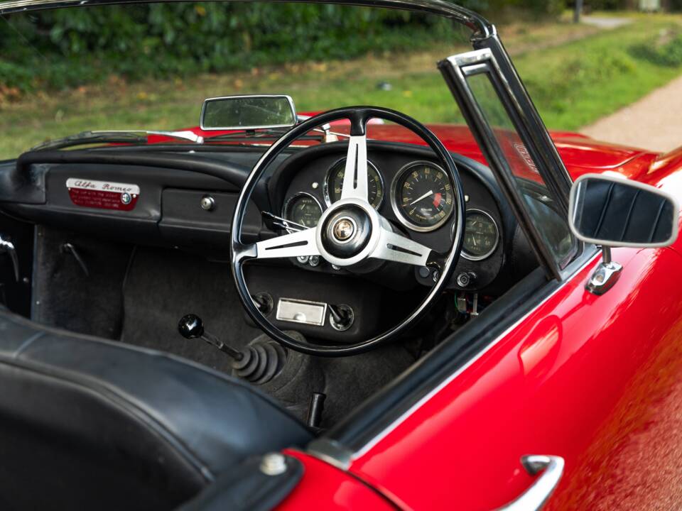 Image 19/27 of Alfa Romeo 2600 Spider (1964)