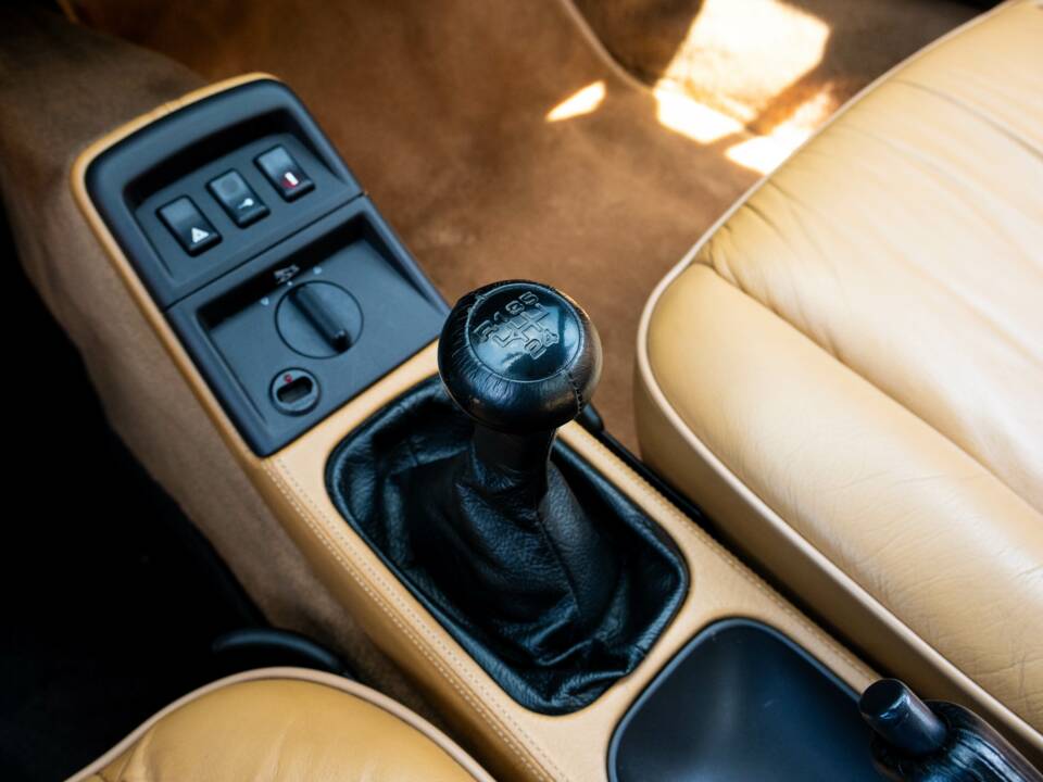 Image 28/35 of Porsche 911 Carrera 2 (1990)