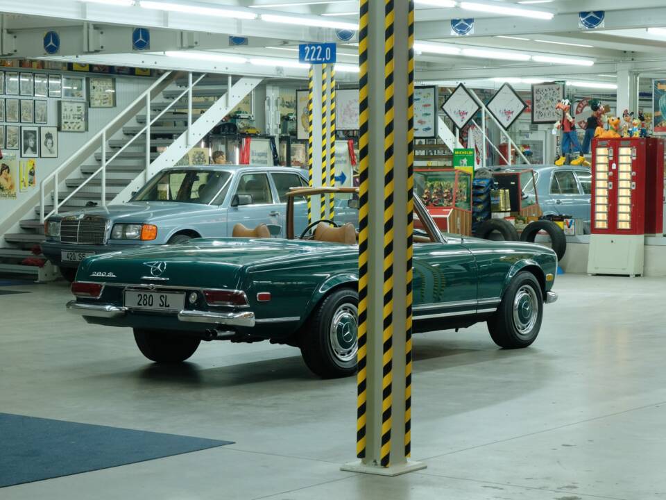 Image 12/50 de Mercedes-Benz 280 SL (1968)