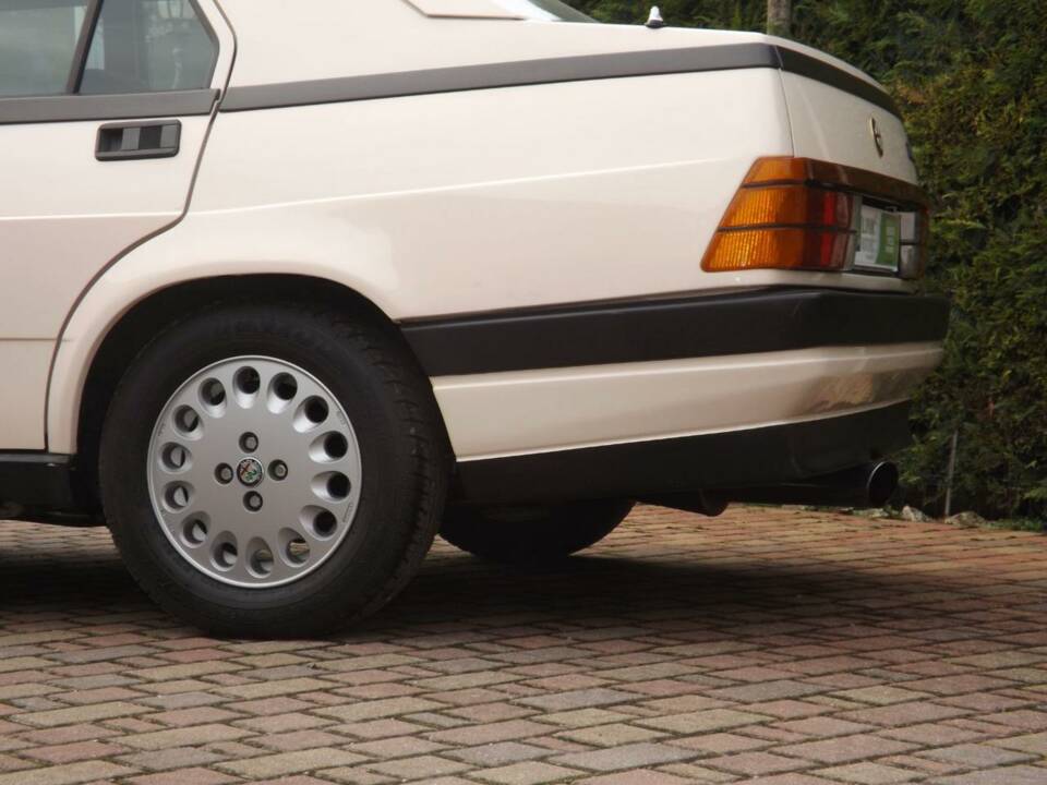 Image 42/50 de Alfa Romeo 75 2.0 (1986)