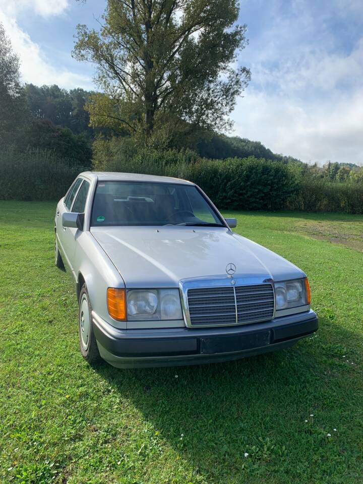 Imagen 1/9 de Mercedes-Benz 230 E (1990)