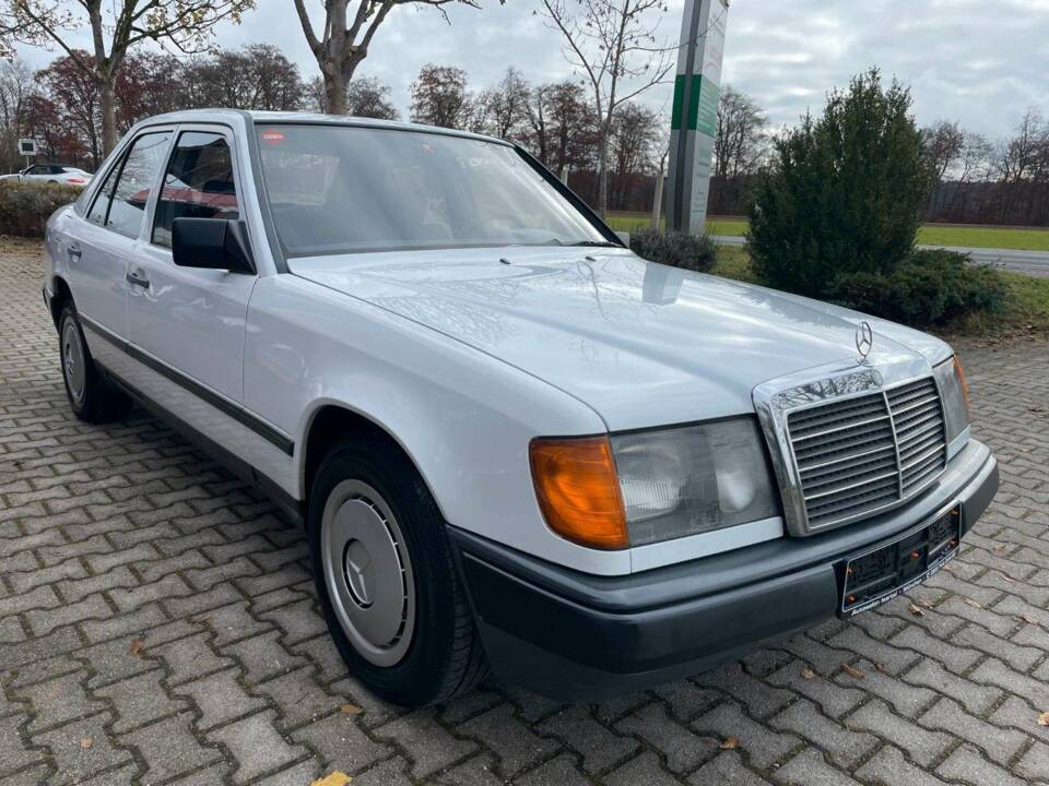 Immagine 4/18 di Mercedes-Benz 250 D (1988)