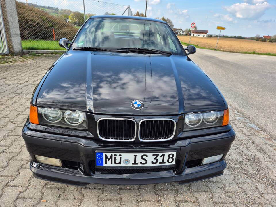 Image 2/49 of BMW 318is "Class II" (1994)