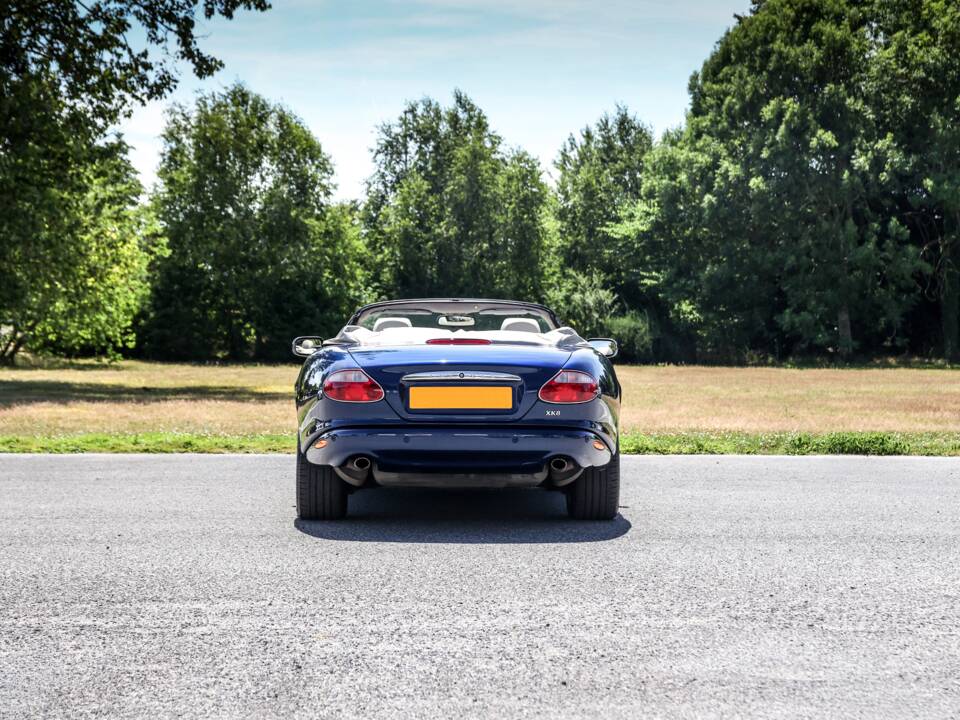 Image 10/36 of Jaguar XK8 4.0 (2001)