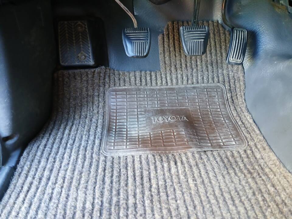 Bild 26/34 von Toyota Hilux (1988)