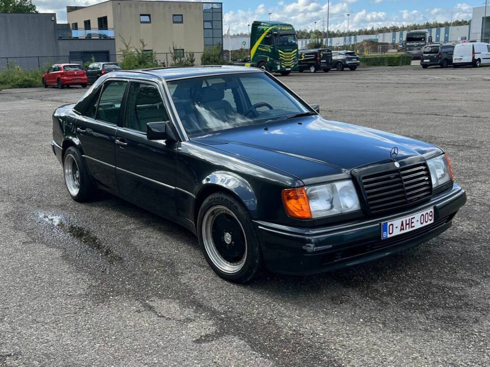 Image 7/8 of Mercedes-Benz 400 E (1991)