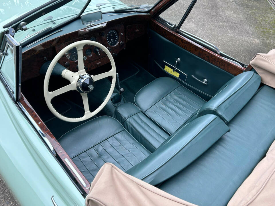 Image 19/24 of Jaguar XK 120 DHC (1953)