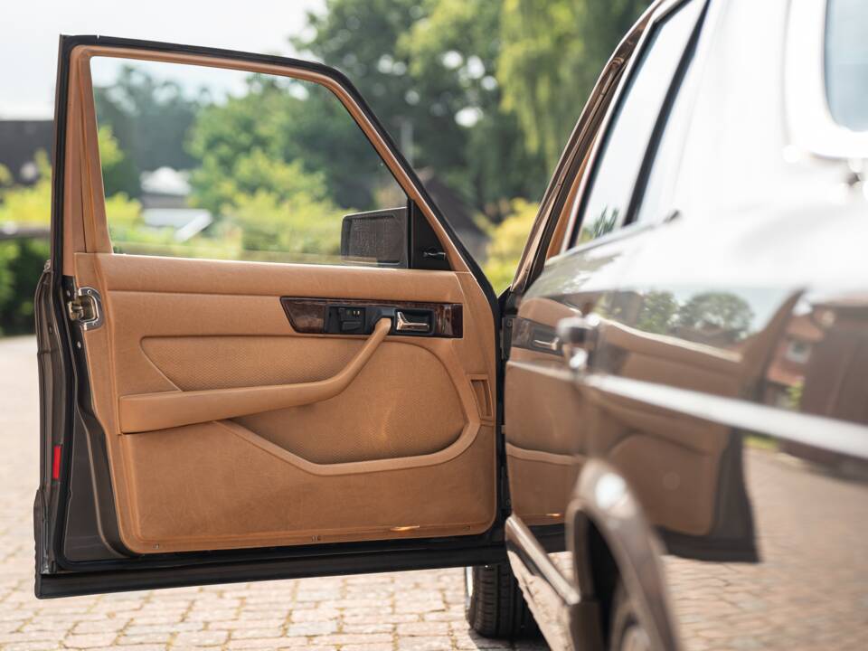 Bild 19/76 von Mercedes-Benz 500 SEL (1985)