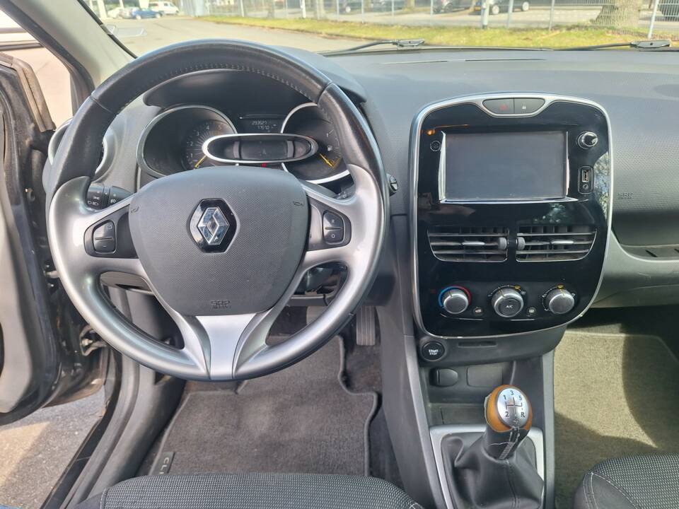 Bild 11/15 von Renault Clio Grandtour 1.5 dCi 90 (2015)