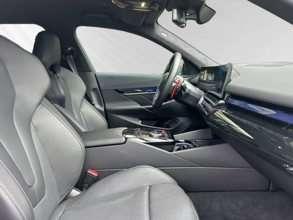 Image 4/7 of BMW M5 Touring (2025)