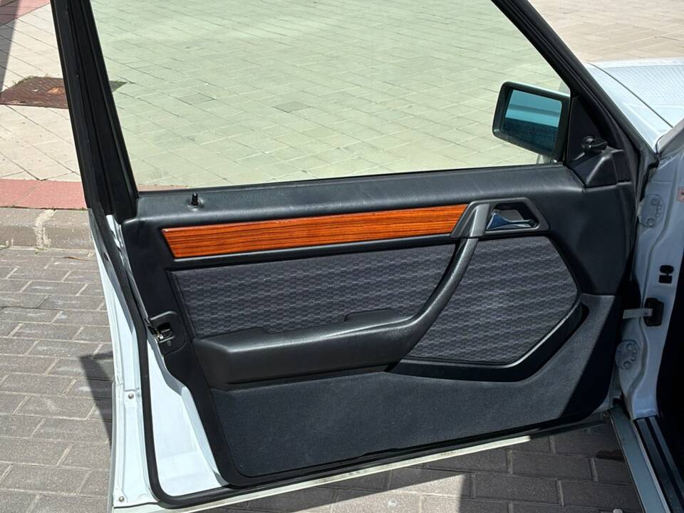 Immagine 17/33 di Mercedes-Benz 230 E (1992)