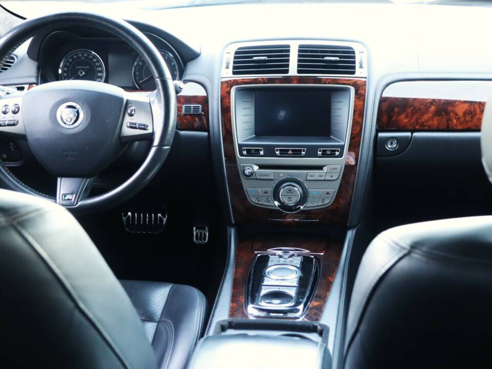 Image 48/50 of Jaguar XKR (2010)