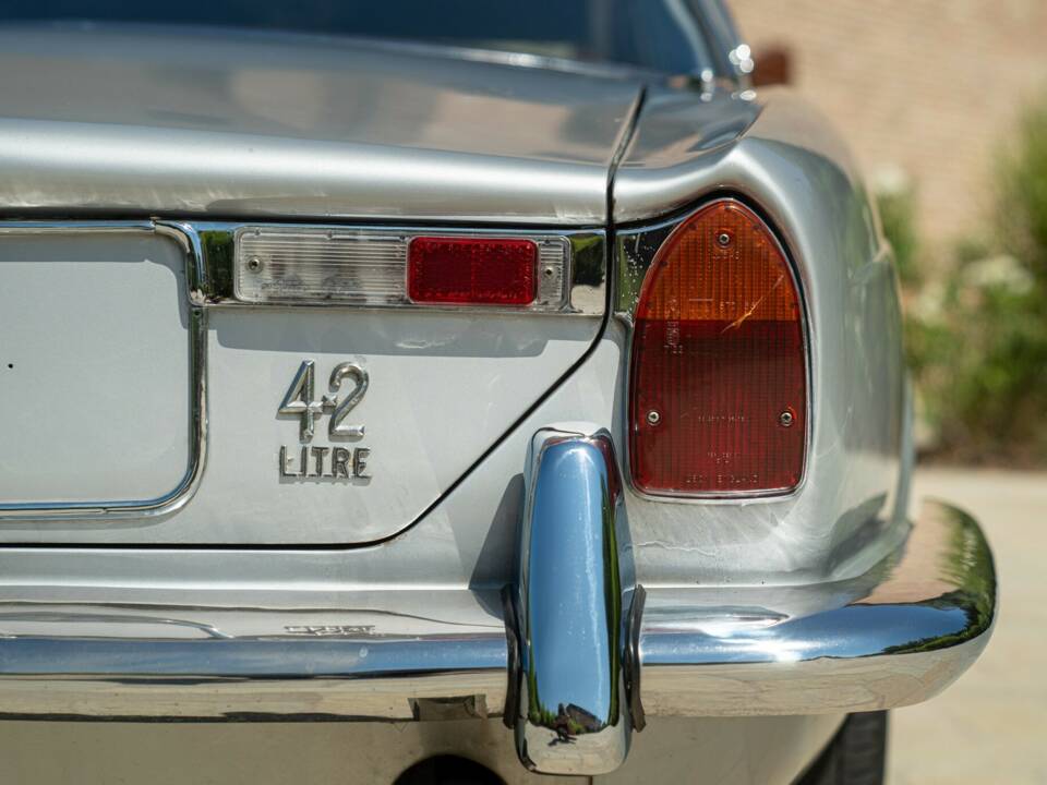 Image 27/50 of Jaguar XJ 6 4.2 (1970)