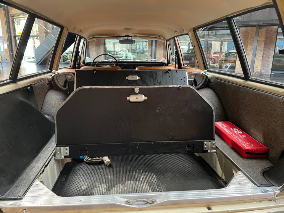 Image 25/35 of Volvo P 145 (1968)