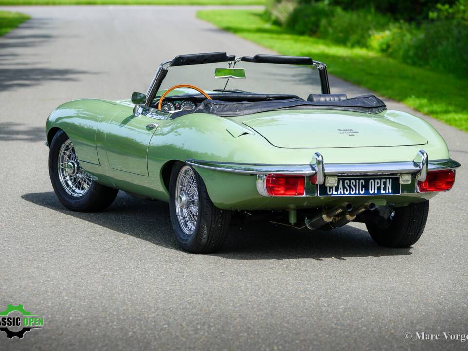 Image 54/60 de Jaguar E-Type (1969)