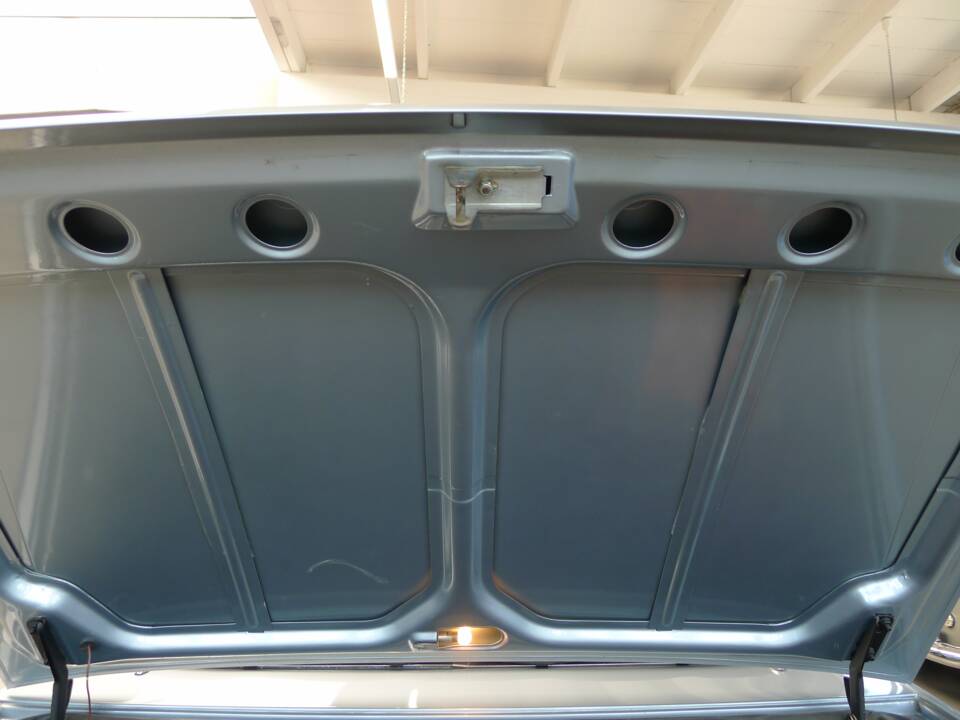 Image 17/43 of Peugeot 504 Convertible (1971)