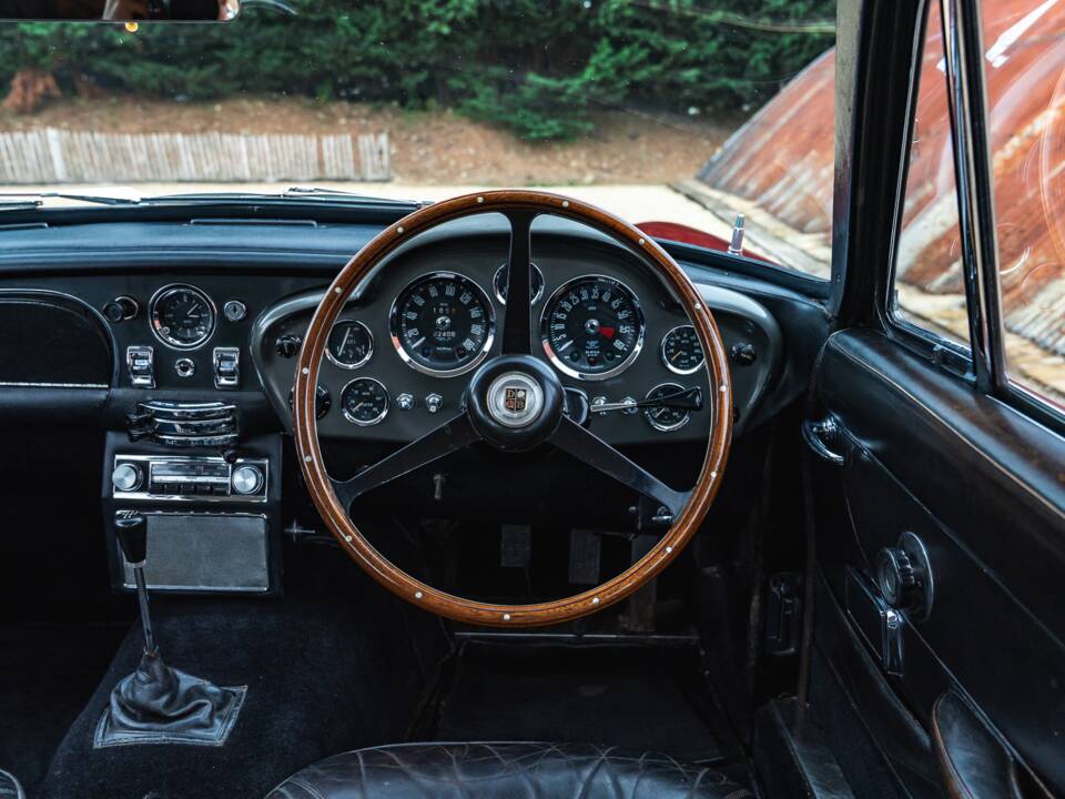 Bild 27/39 von Aston Martin DB 6 (1967)