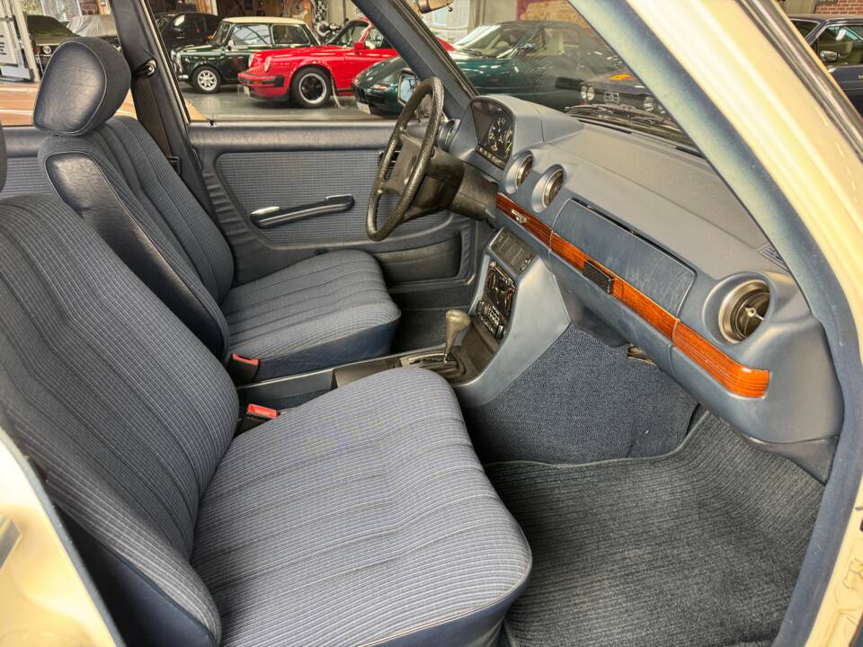 Image 9/34 of Mercedes-Benz 200 (1983)