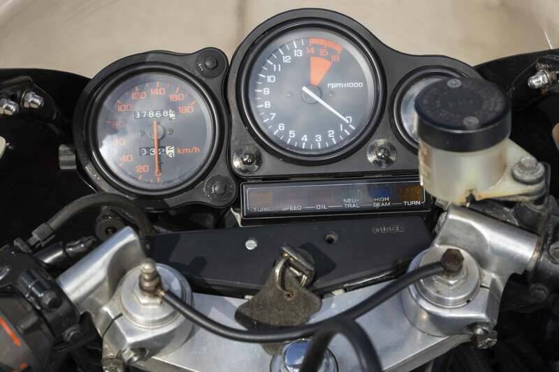 Bild 32/47 von Honda VFR 400 R (1988)