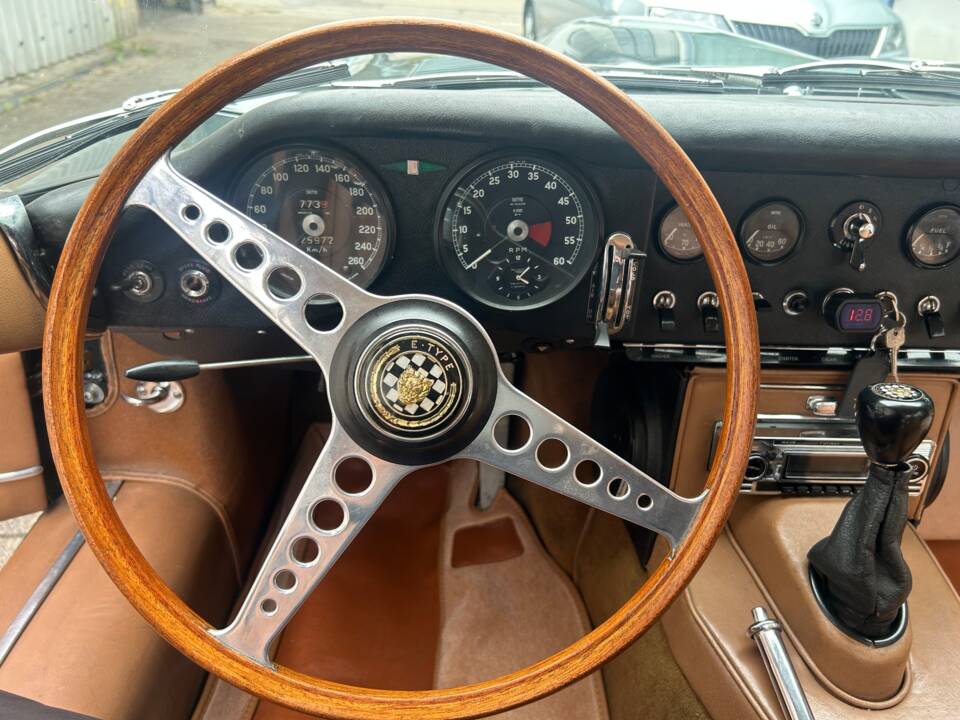 Image 12/39 de Jaguar Type E 4.2 (1966)