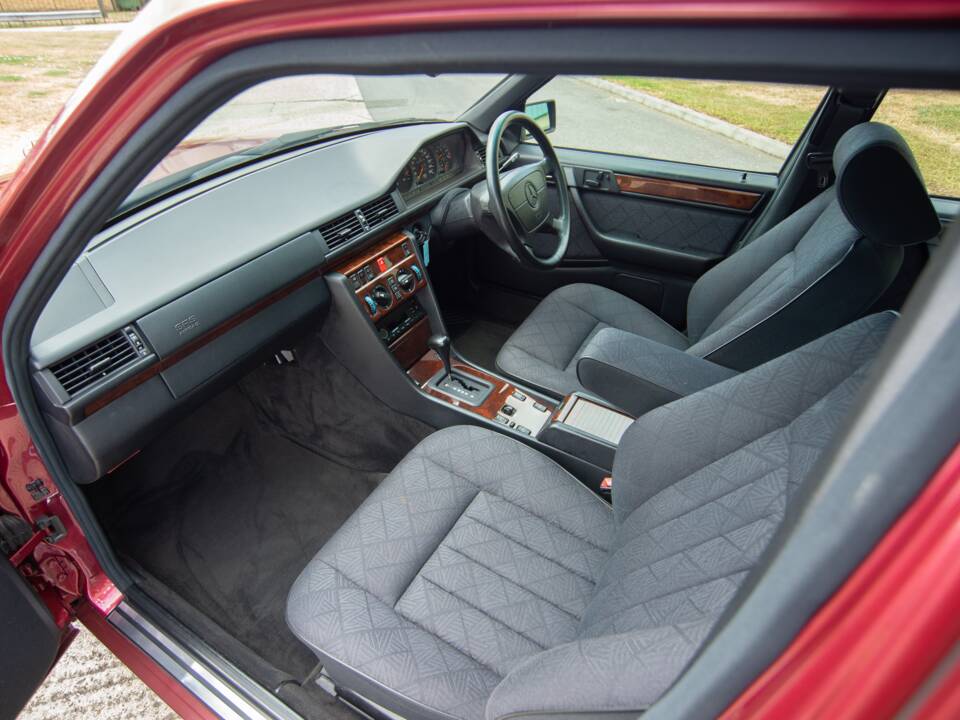 Bild 11/28 von Mercedes-Benz E 320 T (1993)