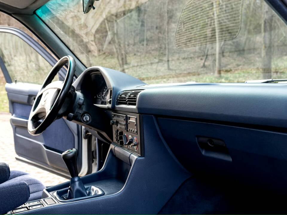 Image 18/55 of BMW 525ix (1993)
