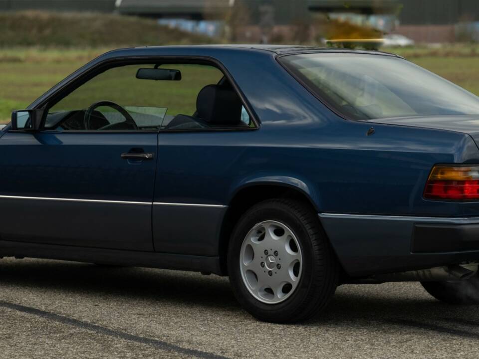 Bild 50/79 von Mercedes-Benz 200 CE (1993)