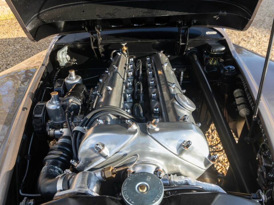 Image 18/50 of Jaguar XK 120 OTS (1952)