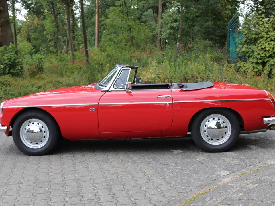 Image 6/49 of MG MGB (1966)