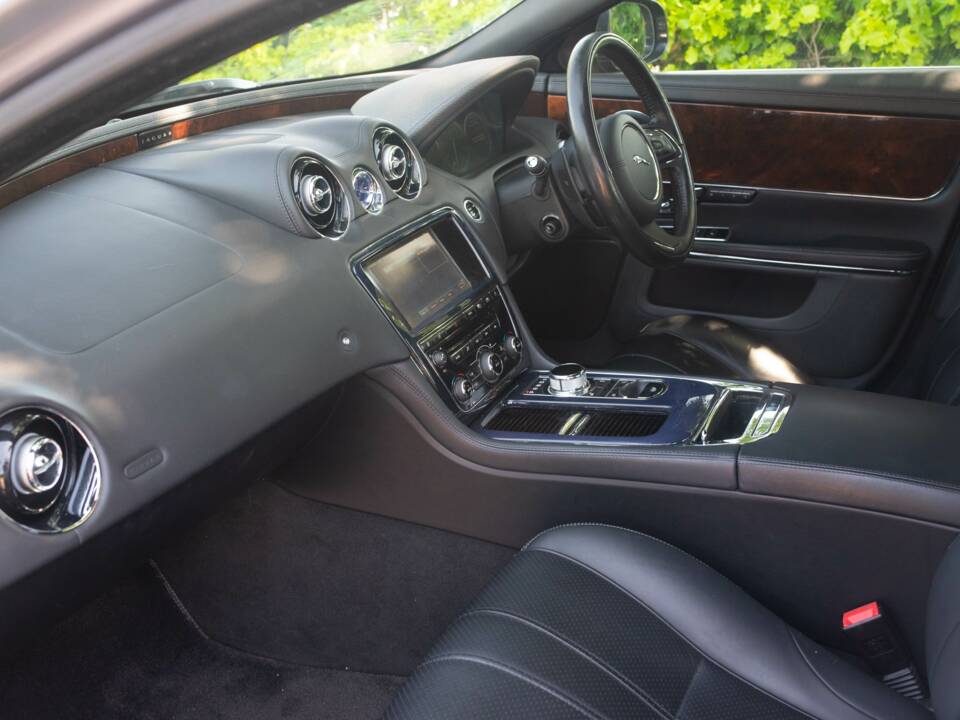 Image 13/50 of Jaguar XJ 5.0 (2011)