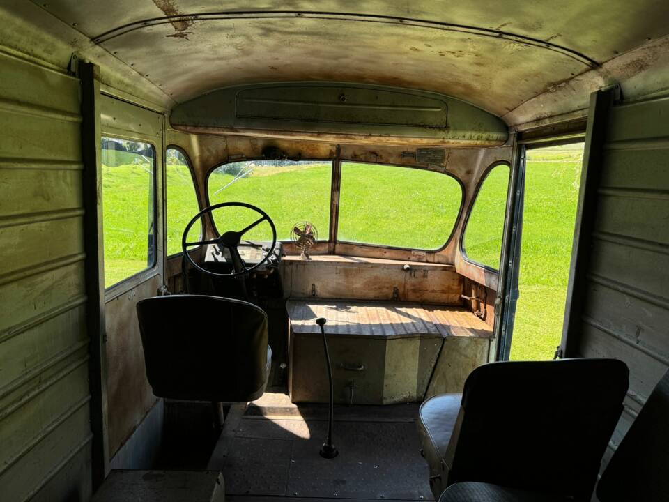 Image 153/153 of International Metro Van (1949)