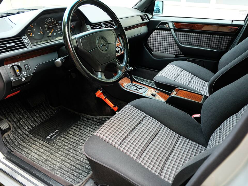 Image 14/75 of Mercedes-Benz E 280 T (1994)