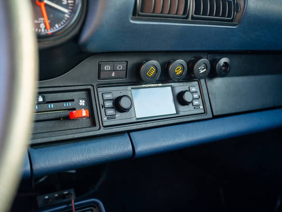 Image 29/36 of Porsche 911 Carrera 3.2 (1984)