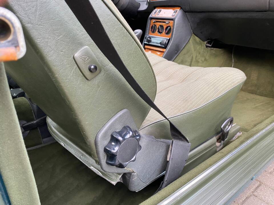 Image 45/66 of Mercedes-Benz 230 CE (1981)