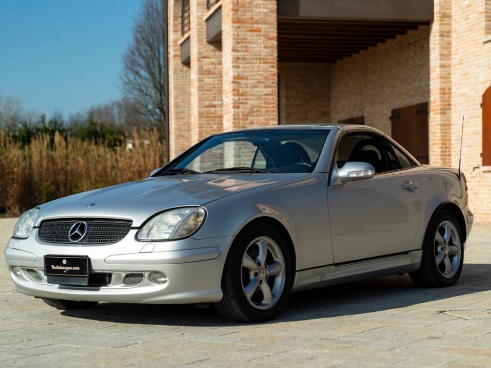 Obraz 1/48 pojazdu Mercedes-Benz SLK 320 (2001)