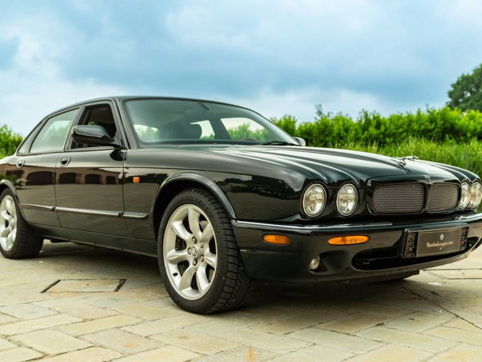 Image 10/50 of Jaguar XJR 4.0 (2000)