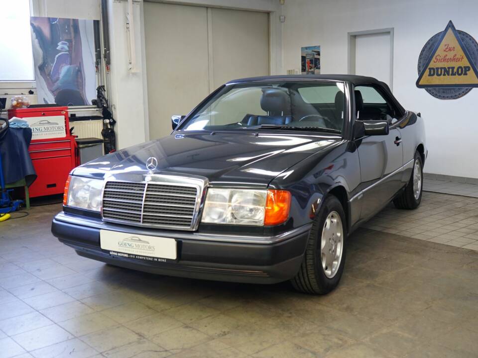 Image 5/22 of Mercedes-Benz 300 CE-24 (1993)