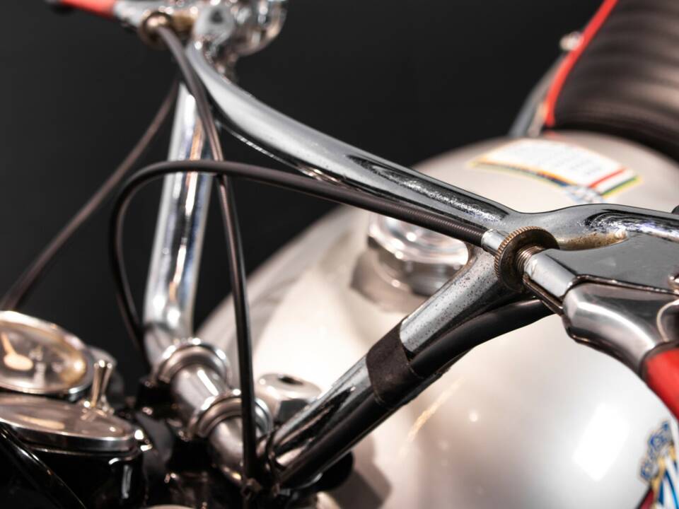 Image 21/34 of MV Agusta 250 Bicilindrica (1970)